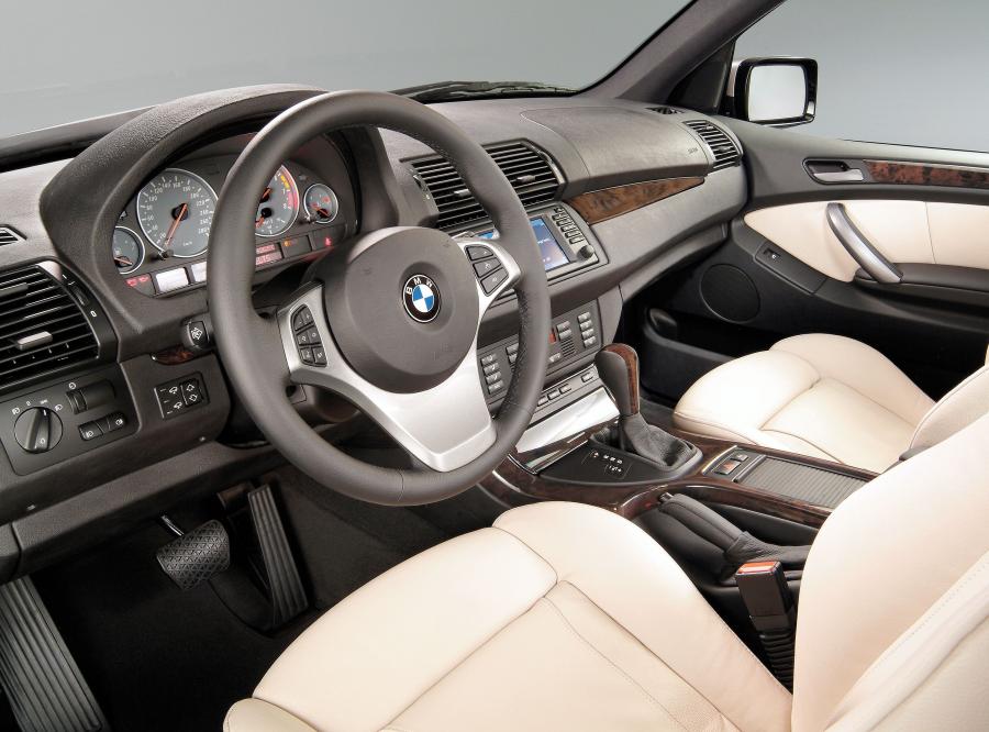 Интерьер BMW X5 4.8is (E53) 2004 года  (WW) (фото 7 из 29)